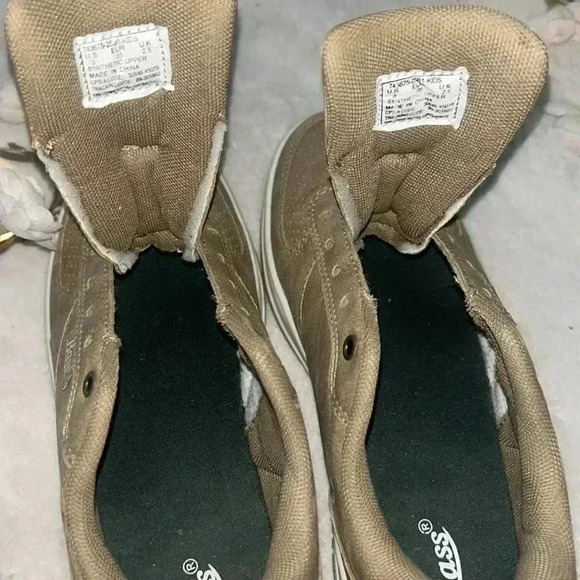 Gently used boys best shoes, size 3 - Picture 5 of 10